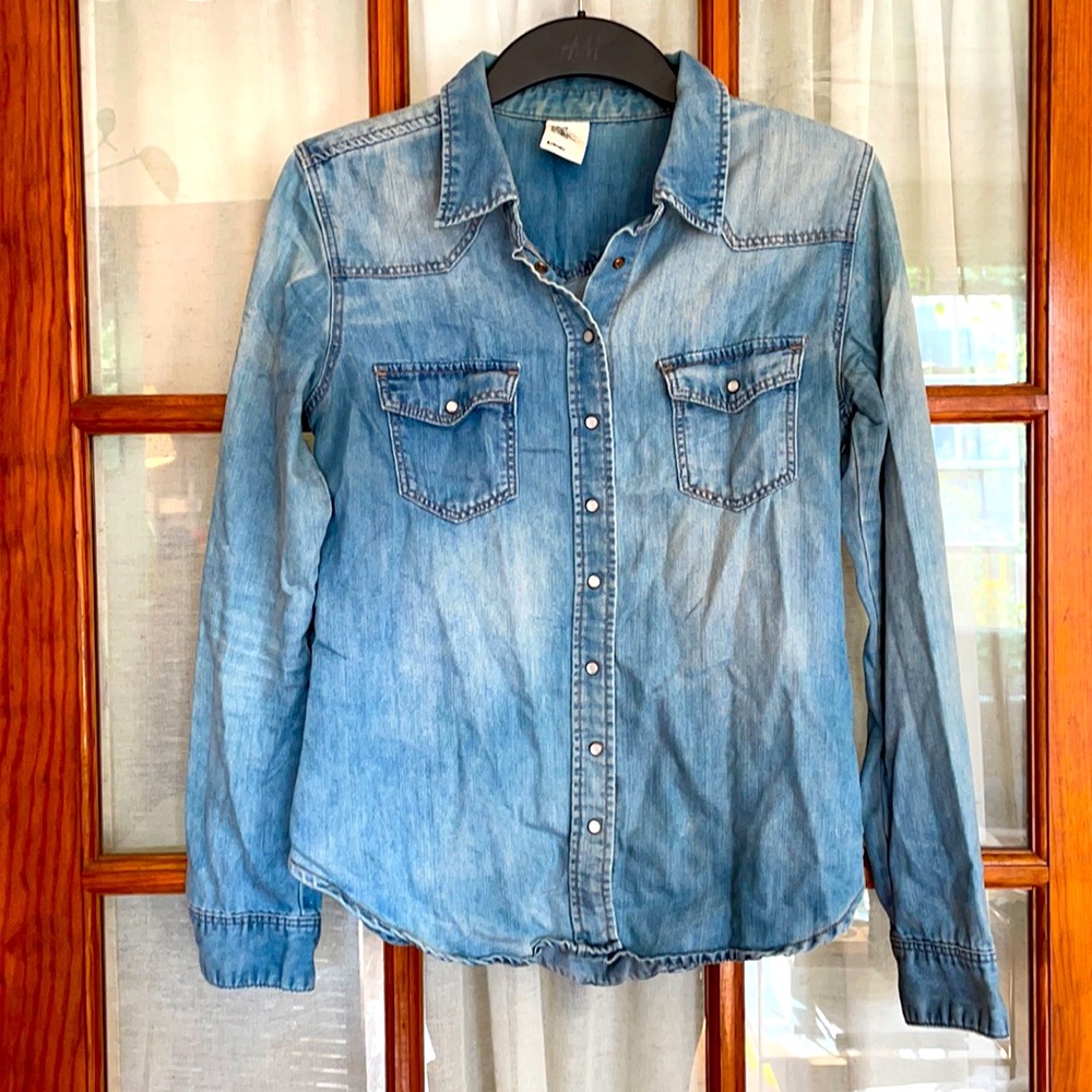 H&M Chambray Button Down with pearl snap buttons!